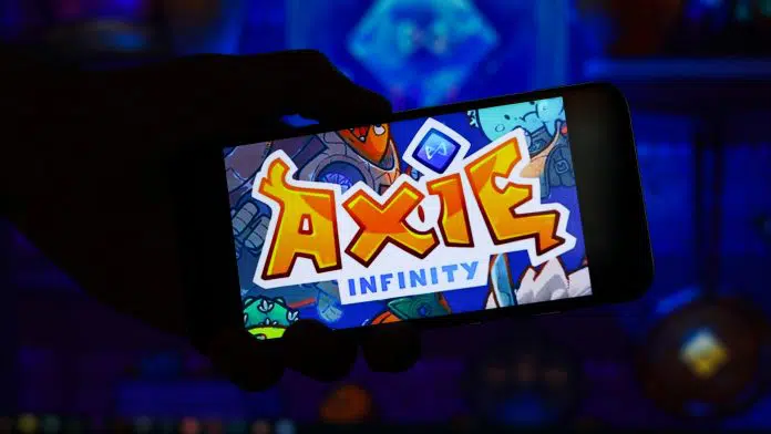 Celular com imagem do Axie Infinity, da empresa Sky Mavis valoriza dispara desvaloriza derrete