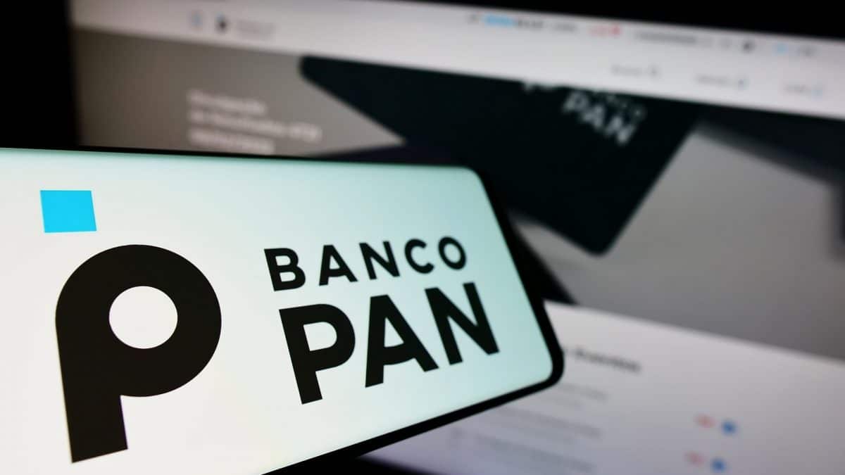Celular com logotipo do banco comercial brasileiro Banco Pan S.A.