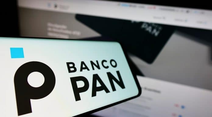 Celular com logotipo do banco comercial brasileiro Banco Pan S.A.