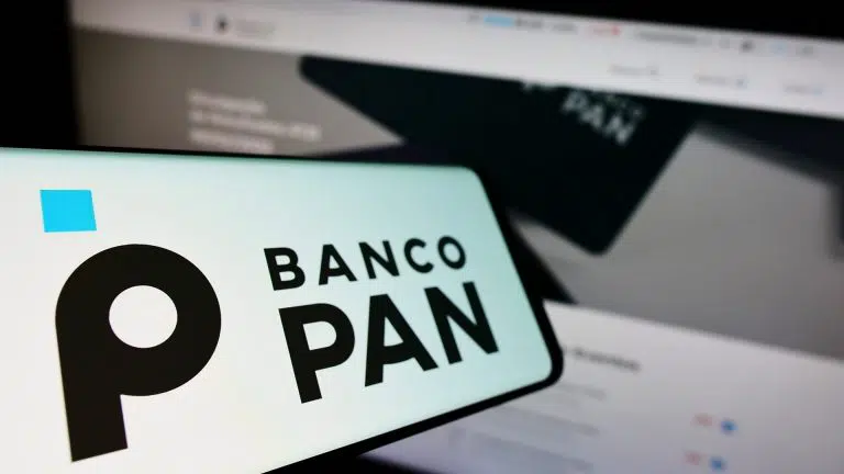 Celular com logotipo do banco comercial brasileiro Banco Pan S.A.