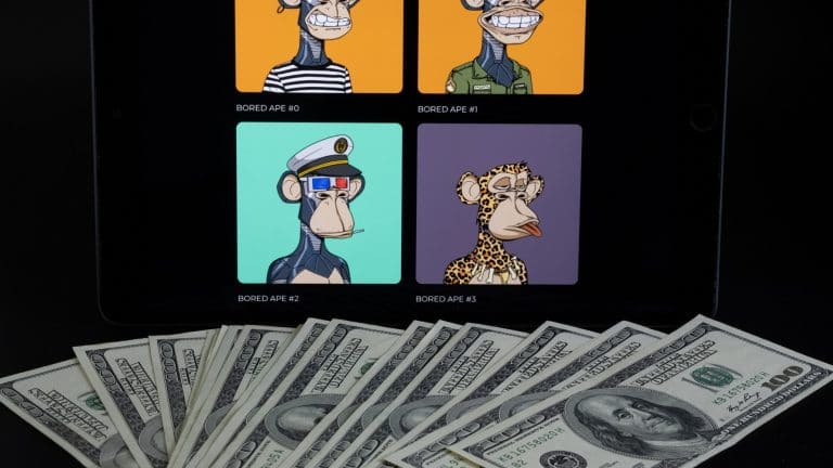 Coleção de NFTs do Bored Ape Yatch Club e notas de dólares