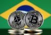 Criptomoeda Ethereum e Bitcoin em frente a bandeira do Brasil
