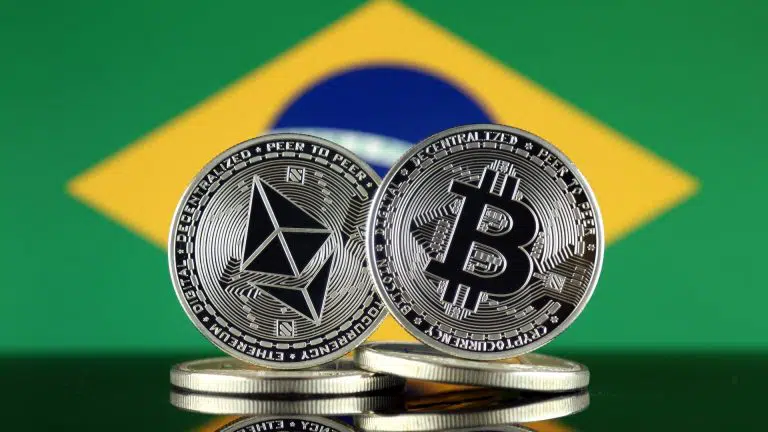 Criptomoeda Ethereum e Bitcoin em frente a bandeira do Brasil