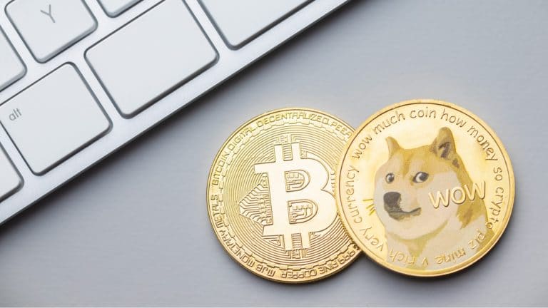 Criptomoedas Bitcoin e Dogecoin próximas de computador, em conceito de tecnologia