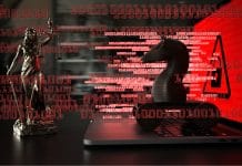 Estátua da Justiça processo e vírus malware ransomware em computador