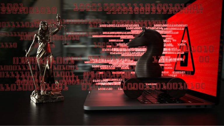 Estátua da Justiça processo e vírus malware ransomware em computador