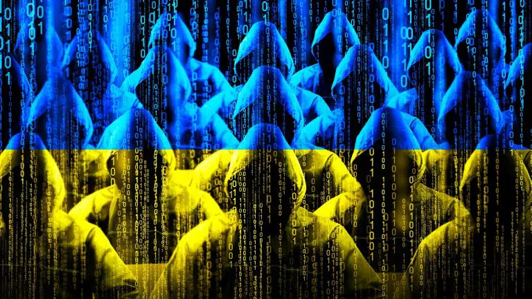 Hackers e bandeira da Ucrânia