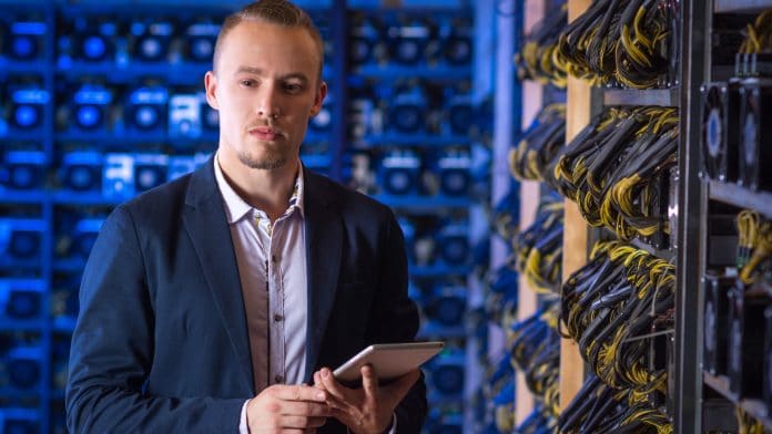 Homem minerador de bitcoin e criptomoedas com olhar perdido