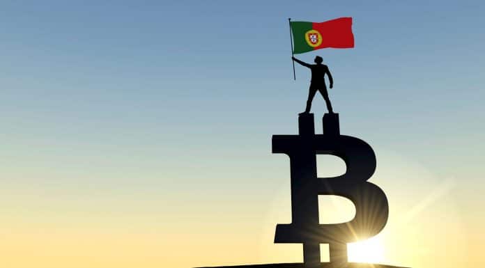 Homem segurando bandeira de Portugal sobre Bitcoin