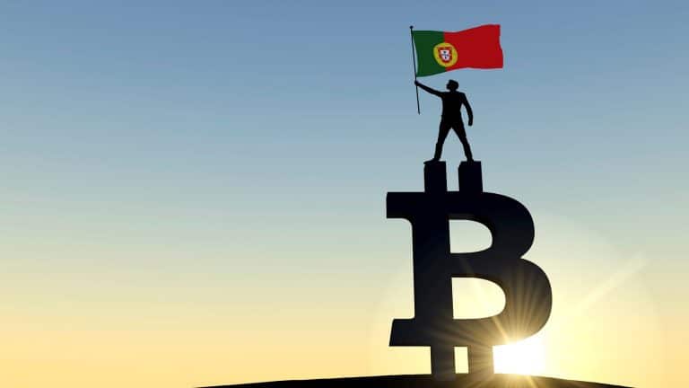 Homem segurando bandeira de Portugal sobre Bitcoin