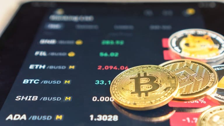 Imagem de Bitcoin, Binance Chain e Dogecoin próximo de aplicativo de negociações