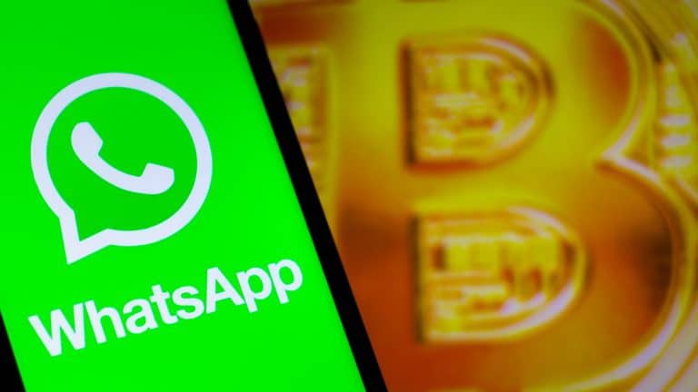 Imagem do WhatsApp ao lado do Bitcoin