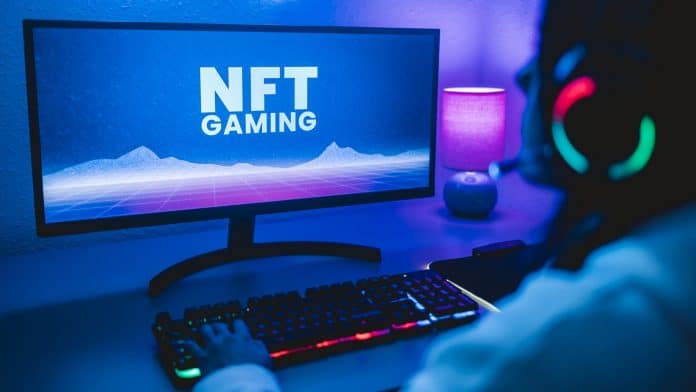 Jovem em jogo com NFTs game NFT
