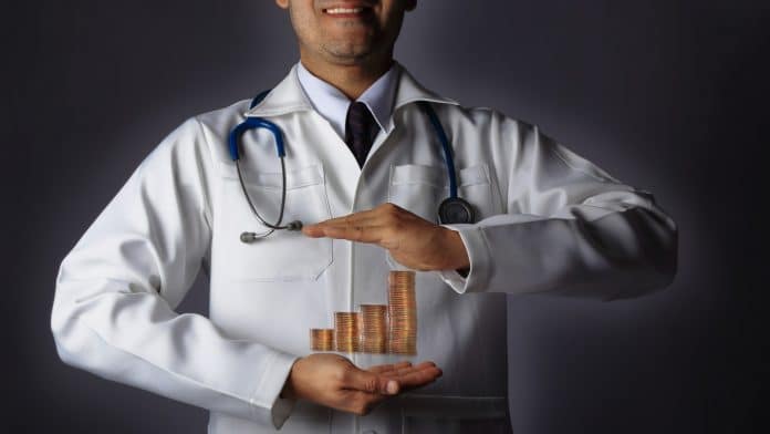 Médico com moedas digitais entre as mãos Bitcoin vício em criptomoedas