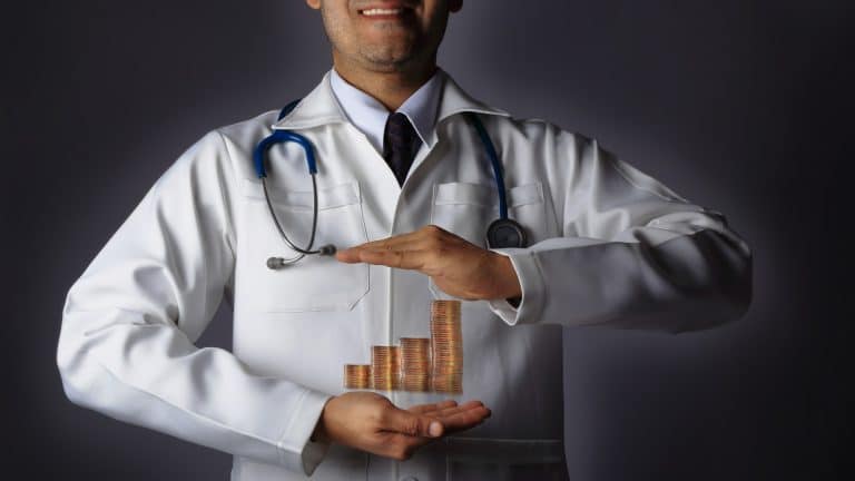Médico com moedas digitais entre as mãos Bitcoin vício em criptomoedas