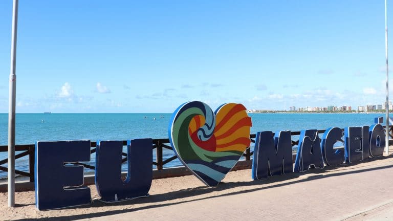 Placa de Eu Amo Maceió e NFTs