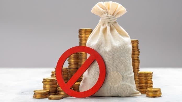 Símbolo de proibido com sacola de moedas ao fundo