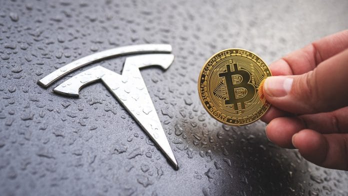 Símbolo do Bitcoin e Tesla