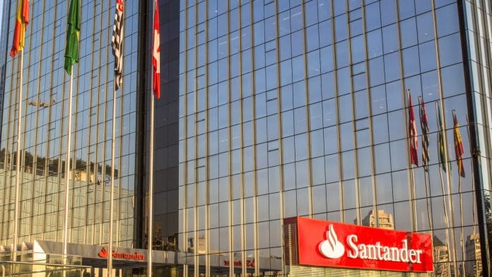 Símbolo do Santander próximo de bandeira do Brasil e outros países
