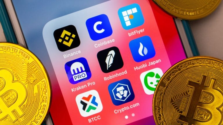 Tela de celular com aplicativos de corretoras de criptomoedas e Bitcoin na frente