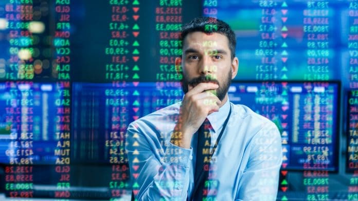 Trader com olhar atento para negociações e gráficos de Bitcoin