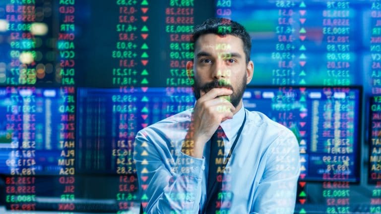 Trader com olhar atento para negociações e gráficos de Bitcoin