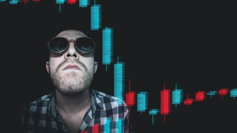 Trader de bitcoin olhando gráficos em queda