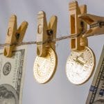Varal com notas de Dólar e Bitcoin pendurados