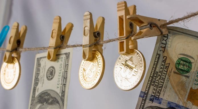 Varal com notas de Dólar e Bitcoin pendurados