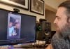 Youtuber Nando Moura olhando para vídeo de Diego Aguiar com Givaldo Alves, o mendigo pegador