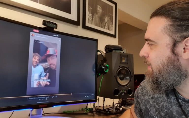 Youtuber Nando Moura olhando para vídeo de Diego Aguiar com Givaldo Alves, o mendigo pegador