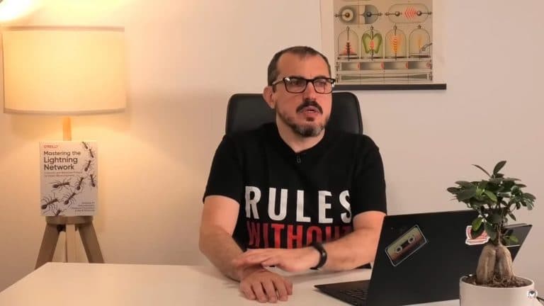 Andreas Antonopoulos, autor dos livros Mastering Bitcoin, Mastering Ethereum e Mastering the Lightning Network. Fonte: YouTube / Reprodução.