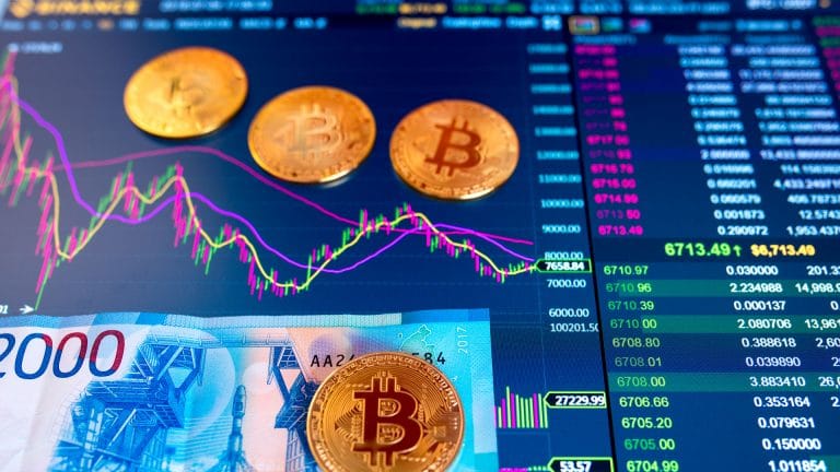 Interface da exchange Binance com moedas de Bitcoin e nota de rublo da Rússia.