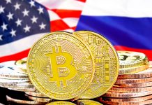 Moedas de Bitcoin entre bandeiras da Rússia e EUA.