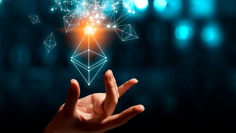 Mão segurando logotipo holográfico do Ethereum.