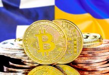 Bandeiras da Finlândia e Ucrânia com moedas de Bitcoin à frente.