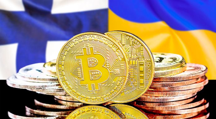 Bandeiras da Finlândia e Ucrânia com moedas de Bitcoin à frente.