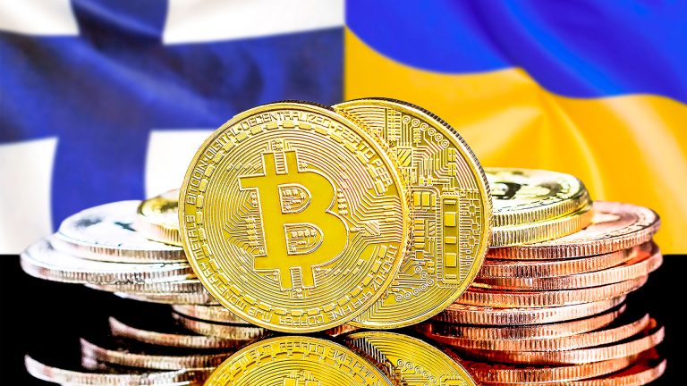 Bandeiras da Finlândia e Ucrânia com moedas de Bitcoin à frente.