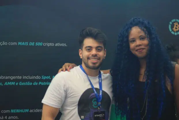 Na foto: Marcos Lustosa, Marketing  da CoinEx BR e Sabrina Coin, Especialista em Criptomoedas.