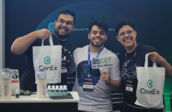 Na foto: Marcos Lustosa, Marketing da CoinEx BR, Heloisa Passos, CEO da Sp4ce Games e Arthur Henrique da canal Blockchain Games Brasil