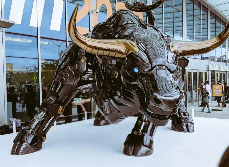 Miami recebe estátua de touro futurista em homenagem ao Bitcoin