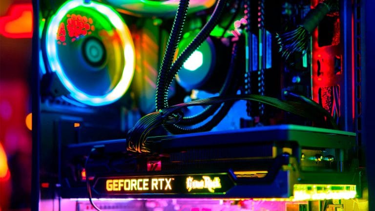 Computador com destaque na placa de vídeo.