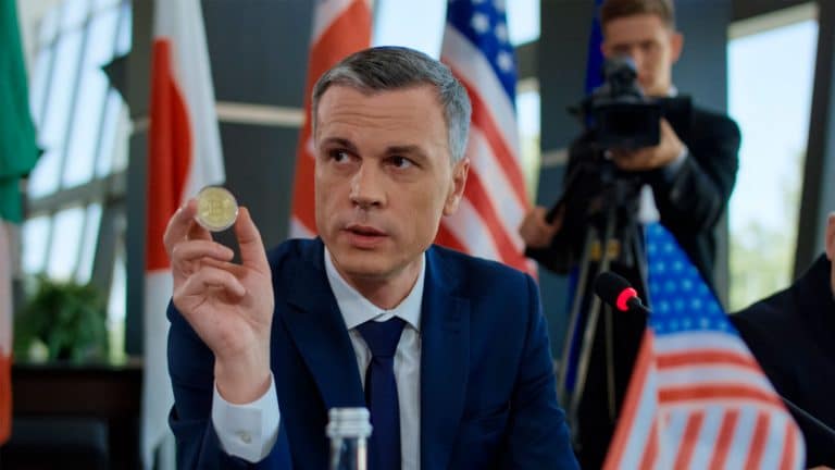 Político segurando criptomoeda de Bitcoin.