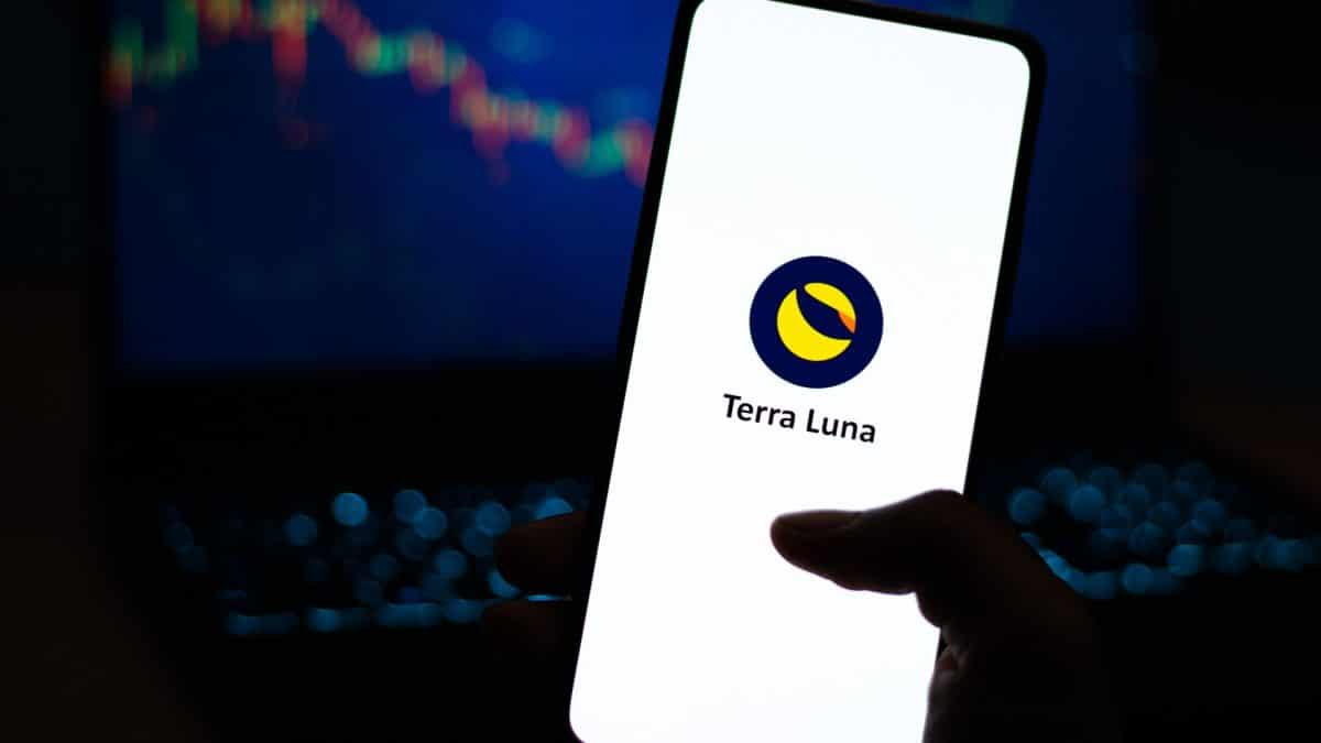 Aplicativo com imagem da Terra LUNA e gráficos de preço ao fundo
