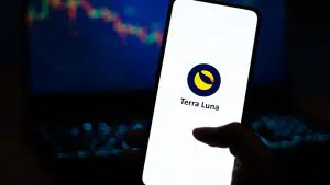 Aplicativo com imagem da Terra LUNA e gráficos de preço ao fundo