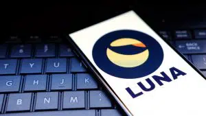 Aplicativo com imagem de LUNA sobre teclado