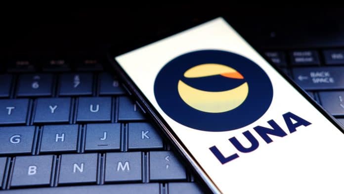 Aplicativo com imagem de LUNA sobre teclado