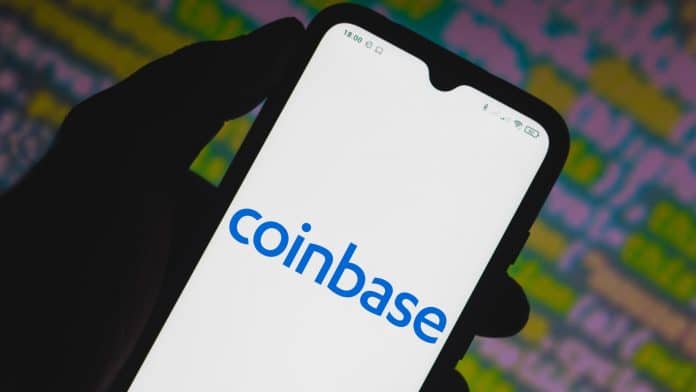 Aplicativo da Coinbase com códigos ao fundo