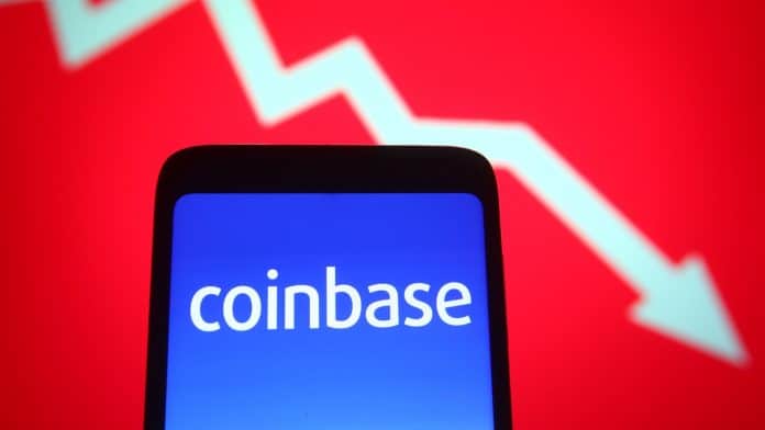 Aplicativo da Coinbase com gráfico de desvalorização ao fundo