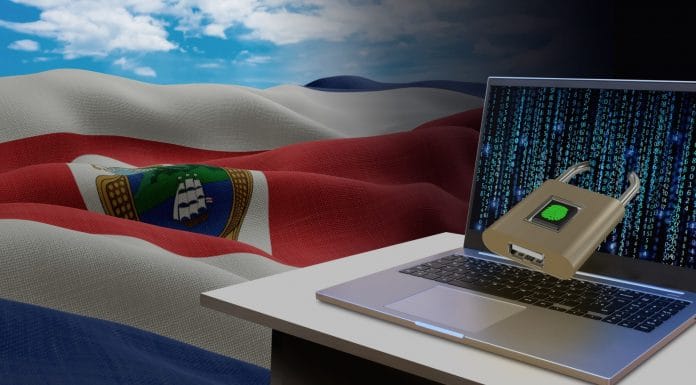 Bandeira da Costa Rica ao lado de computador infectado por malware e travado